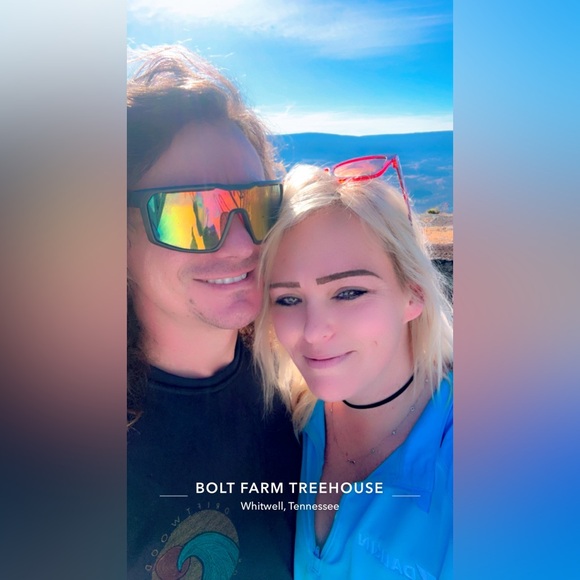 📣Meet your Posher, Natalie and her husband, Russell. 🌟 - Picture 9 of 11